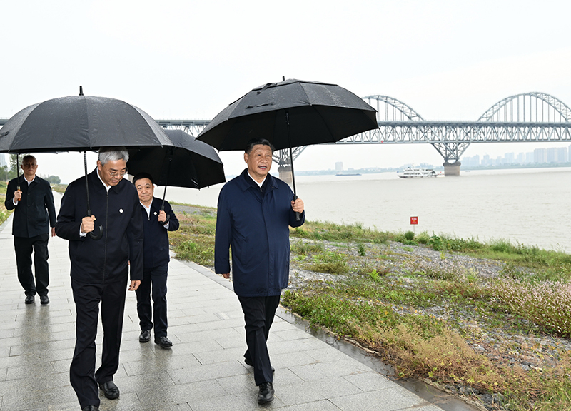 2023年10月10日，習近平總書記在江西省九江市長江國家文化公園九江城區(qū)段考察時，冒雨沿江堤步行察看沿岸風貌。